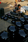 Burmese craftsman, lacquerware, Handwerker, craftsman, manufacturing begging bowl for monks, lackierte Almosenschale für Moenche liegen zum Trocknen im Hof