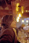 Frau in Bar in der Nähe von Puerta del Sol, Madrid, Spanien