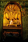 Mahamuni Buddha, Vergoldeter Buddha in Mahamuni Pagoden einer der aeltesten der Welt, Mandalay