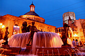 Virgin Square and fountain in the evening light, Cathedral of Valencia in the background, Placa de la Virgen, Valencia, Spain