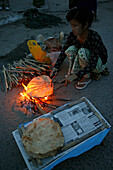 Roadside snack, made over fire, Imbiss auf der Strasse, hauchduennes Fladenbrot am Feuer