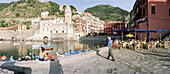 Menschen am Hafen, Vernazza, Ligurien, Italien