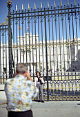 Touristen vor dem Tor des Palacio Real, Madrid, Spanien, Europa