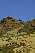 Stupa atop a hill, Yarzagyi Hills, Stupa in der Landschaft, trekking