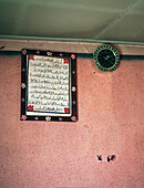 Koran mit Uhr an Wand in einem Raum, Usbekistan