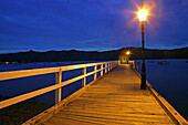 Holzsteg mit Laterne im Hafen am Abend, Banks Halbinsel, Akaroa, Neuseeland, Ozeanien