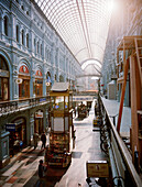 Blick in die Einkaufspassagen des Warenhaus GUM, Roter Platz, Moskau, Russland