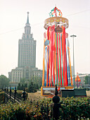 Bunte Banner vor dem Leningradskaya Hotel, Komsomol Platz, Moskau, Russland