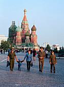 Kirgistanische Militärs vor Basilius-Kathedrale, Roter Platz, Moskau, Russland