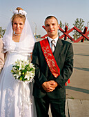 Frisch verheiratete for Kriegsdenkmal, Khimki, Moskau, Russland