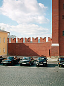 Autos der Regierung, Volgas im Fuhrpark, Parkplatz, Kreml, Moskau, Russland