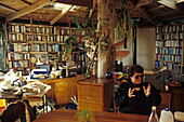 Author Keri Hulme, Okarito, NZ, Writer, Keri Hulme at home in Okarito, West Coast, South Island, Autorin, Keri Hulme lebt in selbstgebautem Holzhaus in Okarito, on the West Coast South Island
