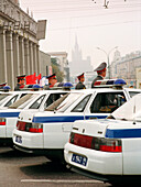 Polizisten und Streifenwagen vor Tschaikowski-Halle, Majakowski Platz, Moskau, Russland