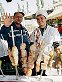 Zwei Männer am Schaschlik-Stand, Moskau, Russland