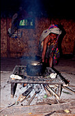 Huli Frau kocht in Huette, Huli woman cook in her h, Huli woman cook in her hut
