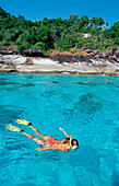 Schnorcheln vor tropischer Insel, Snorkeling woman