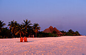 Touristen am Sandstrand, Tourists on the beach