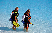 Zwei weibliche Rebreathertaucher, Kuredu, Two fema, Two female rebreather diver