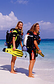 Zwei weibliche Rebreathertaucher, Kuredu, Two fema, Two female rebreather diver