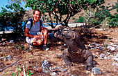 Komodo Waran, Komodo-Waran und Frau, Komodo dragon, Komodo dragon and woman, Varanus komodoensis