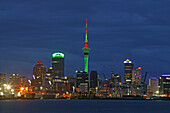 Skyline und Hafen am Abend, Fernsehturm, Auckland, Nordinsel, Neuseeland