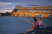 Feierabend-Fishen an der Hafenbrücke, Waitemata Harbour, Auckland, Neuseeland