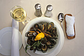 Plate of green lipped mussels, Food, seafood, speciality, New Zealand, Delikatesse, Muscheln, restaurant, Gruenlippen-Miesmuscheln