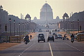 Blick auf Strasse mit Autos und Regierungsgebäude am Morgen, Rajpath, Neu Delhi, Indien, Asien