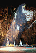 Höhle mit Stalagtiten und Buddhafiguren, Tham Khao Luang, Thailand, Asien