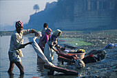 Menschen waschen Wäsche am Fluß, Agra, Uttar Pradesh, Indien, Asien