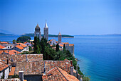 Häuser und Kirchtürme auf der Insel Rab, Kroatien, Europa