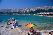 Menschen am Strand im Sonnenlicht, Baska, Insel Krk, Kroatien, Europa