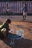 Mädchen zeichnet anlässlich des Pongal Festes, Kumbakonam, Tamil Nadu, Indien, Asien