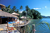 Hotel unter Palmen am Wasser am Hat Kaibe auf der Insel Ko Chang, Provinz Trat, Thailand, Asien
