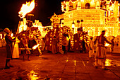 Kandy Perahera Prozession vor dem Dalada Maligawa Tempel bei Nacht Sri Lanka, Asien