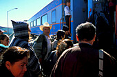 Menschen steigen in den Zug ein, Creel, Ferrocarril, Chihuahua, Pacifico, Mittelamerika, Mexiko