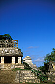 Ruinen des Templo del Sol und Templo de las Inscriptiones unter blauem Himmel, Palenque, Chiapas Mexico, Mexiko, Amerika