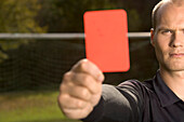 Schiedsrichter zeigt die rote Karte
