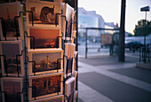 Postkartenständer, Place de la Bastille, Paris, Frankreich
