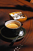 Tasse Espresso und Zucker in einem Café, Provence, Frankreich
