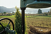 Olivenpresse und Blick über Felder, Oppède, Luberon, Provence, Frankreich