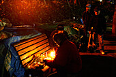 Homeless, Shinjuku Park, Tokyo, Japan, Mourning a homeless friend who lived behind this park bench, Homeless community in Shinjuku Park Abschied, Trauer, verstorbener Obdachloser Obdachlose, notduerftige Schutzbauten, Pappkarton-Architektur, Plastikplanen