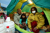 Homeless, living boxes in Tokyo, Japan, Homeless community on the banks of the Sumida River, young girl with parents in the tent of her jobless parents, homeless family Obdachlose, notduerftige Schutzbauten, Pappkarton-Architektur, Plastikplanen, Slum, Ob