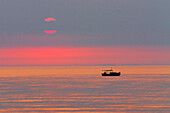 Silhouette von einem Fischerboot bei Sonnenuntergang, Peloponnes, Griechenland