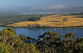 Tamar River in northern Tasmania, Australien, Tasmanien, Tamar River and farmland, rural landscape