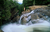Wanderer steht am Rande eines Abgrundes, Hartnett, Wasserfälle, Overland Track, Cradle-Mountain-Lake-St.-Clair-Nationalpark, Tasmanien, Australien