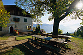 Mittagruhe nach dem Essen unter der Bergsonne, Taverne Schmiedlhof in der Nähe von Grissian, Südtirol, Italien