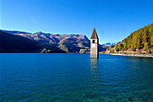 Versunkener Kirchturm im Reschensee, Südtirol, Italien, Europa