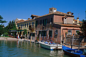 Restaurant Cipriani an einem Kanal im Sonnenlicht, Torcello, Venedig, Italien, Europa
