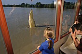 Touristenattraktion, springende krokodile, Fluß Adelaide, Northern Territory, Australien